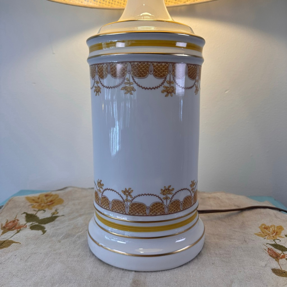 Vintage Mid-Century Ceramic Table Lamp | White w/ Harvest Gold Trim | Regency - Picture 3 of 8